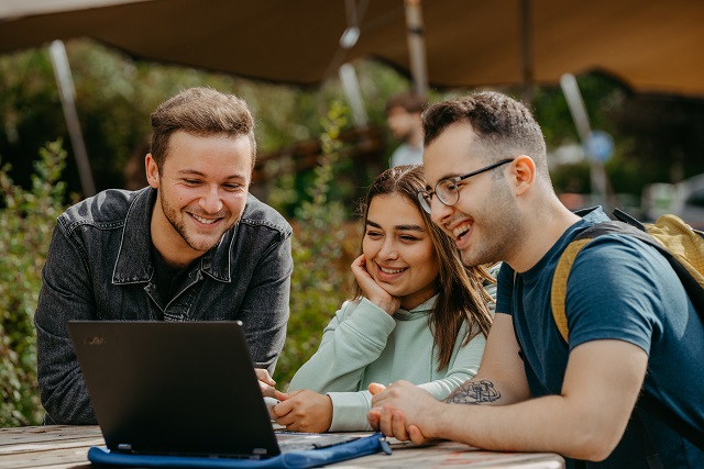 Studentin arbeitet an Laptop